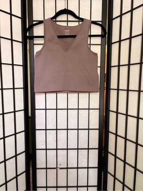 Jo & Co V-Neck Ribbed Crop Top in Mauve